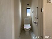 新築ならではの清潔感あふれるトイレ空間。最新設備を備え、毎日気持ちよくご使用いただけます。お手入れもしやすく、快適な暮らしをサポートします。