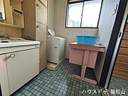 【室内に洗濯パン完備で快適なランドリースペース】屋外に出る必要がなく、日々の家事動線がスムーズになる点も魅力。