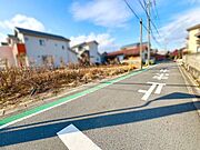 落ち着いた雰囲気の閑静な住宅街に位置し、ゆったりと暮らせる住環境です。