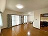 リビング/ダイニング：16.9帖の明るいLDK。広さと開放感を感じられる快適な住空間です。