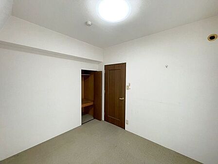 収納を備えた洋室5.8帖。寝室や子ども部屋として使いやすい、整ったお部屋です。