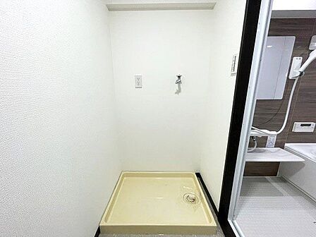 すっきりとした洗濯機置場で、動線が整った使いやすい水まわりです。