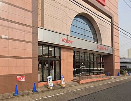 スーパーマーケットバロー内田橋店大型食品スーパーで、日々の買い出しに大変重宝します。焼きたてパンコーナーやプライベートブランド商品が充実しているお店です。駐車場・駐輪場も完備されており、お 240m