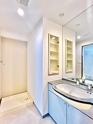 【リフォーム中　11/22撮影】洗面台の写真です。設備点検を行います。大きな鏡が付いており身支度の際も身だしなみを整えやすくなっております。