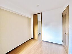 【リフォーム中　11/22撮影】北西側洋室約5.5帖の写真です。前所有者様にて床、クロスリフォーム済みです。照明を取り付けてお引渡しいたします。収納の建具には姿鏡が付いており、お洋服を着替える際に全身