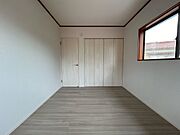【リフォーム後】2階和室です。洋室に変更し、床フローリング張替え、壁、天井クロス、照明交換。