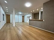 【リフォーム後】和室8帖二間と縁側をつなげてLDKを新設。クロス張替え、建具交換、床フローリング張替え、照明交換をしております。