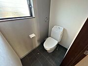 【リフォーム後】2階トイレになります。壁・天井クロス張替え、床張り替え、照明交換を行います。