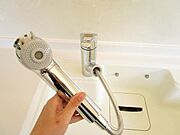 【同仕様写真】キッチンの水栓金具はノズルが伸びてシンクのお手入れもラクラクです。水栓本体には浄水機能が内蔵されていて、おいしいお水をつくります。