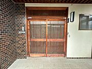 【リフォーム中】玄関です。鍵交換、塗装を行う予定です。