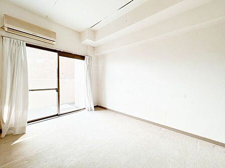 【リフォーム中】南西側洋室です。フローリング張り、クロス貼り、建具交換、照明交換を行います。