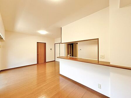 【リフォーム中】リビングです。フローリング張り、クロス交換、建具交換、照明交換を行います。