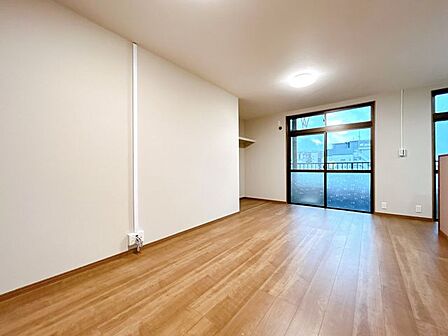 【リフォーム済】リビング(別アングル)です。フローリング張り、クロス貼り、建具交換、照明交換を行いました。