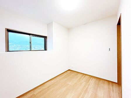 【リフォーム済】西側洋室です。フローリング張り、クロス貼り、建具交換、照明交換を行いました。
