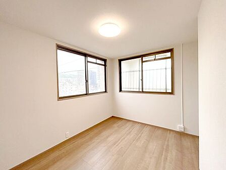 【リフォーム済】北西側洋室です。フローリング張り、クロス貼り、建具交換、照明交換を行いました。