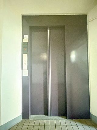 エレベーターで...
