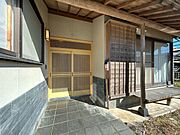 【リフォーム中　5/15撮影】玄関外部です。玄関扉は交換します。モニター付ドアホンを設置します。