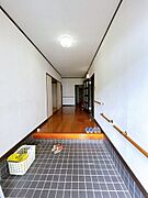 【期間限定現況販売中/玄関内部】広々とした玄関です。来客があっても靴の置き場には困りません。