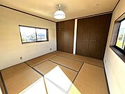 【リフォーム済】2階和室です。クリーニングを行いました。部屋数が多いと来客があった時も安心ですね。