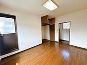 【リフォーム中/2階南側洋室】フローリング張り、クロス張り替えを行う予定です。壁と床が綺麗になるので、清潔な空間でくつろいでいただけます。