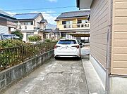 【リフォーム中/駐車場】駐車場は2台縦列駐車可能です。ご夫婦それぞれでお車が持てるので生活しやすいですね。