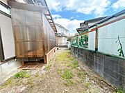【リフォーム中/庭】ウッドデッキは解体予定です。掃き出し窓からお庭が見えるようになるので、日光を感じながらリラックスできますね。