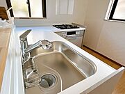 【リフォーム後】キッチンの蛇口には浄水機能が付いています。天板は人工大理石で傷に強いです。
