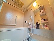 1日の疲れを解きほぐすバスルーム。棚には家族それぞれ好みのシャンプー・リンスが置けます♪