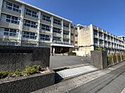 陽南中学校　徒歩約17分（約1322ｍ）○課題に向かって，主体的に学習に取り組む生徒「わかる」○ねばり強く心身を鍛える生徒「やりきる」○思いやりの心をもって，仲間と協力できる生徒「助けあう」