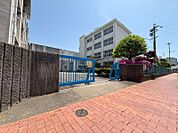 梅林小学校まで　1354m　徒歩約17分●【校訓】百花の魁　～学校のそばには、梅の名所として知られる「梅林公園」があります。