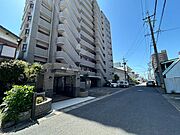 敷地内に平面駐車場あり！徒歩10分圏内で、小学校・スーパー・薬局が揃うエリアです♪