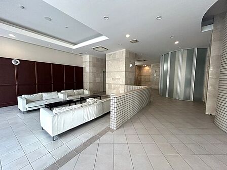 高級感のある共用部のエントランスはホテルのような雰囲気!ソファーが置かれ待ち合わせ場所としても使えます♪