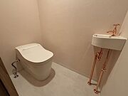 トイレには快適な温水洗浄便座付き