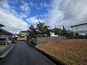 写真右奥のブロック塀の後ろの土地となります