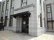 銀行「八十二銀行大門町支店まで576m」