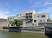 尼崎市立中央図書館まで川を越えて徒歩2分でいけます