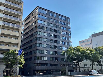 外観:京都の都心に居を構える。フォルム全体をシンプルなデザインが貫き、街並みに大きな存在感を描き出します。 外観:京都の都心に居を構える。フォルム全体をシンプルなデザインが貫き、街並みに大きな存在感を描き出します。