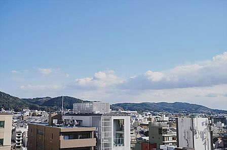 東山の山々を望む開放的な眺望。
