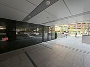 大理石が施工された重厚感のあるエントランス。