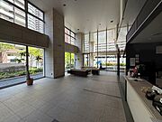開放的な天井高、開口が魅力なロビー