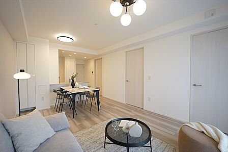 明るいリビングダイニング。心地よい陽光が差し込み、開放感あふれる住空間を演出します。