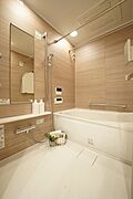 独立したトイレ空間は清潔感のあるデザイン。上部収納付きで生活感を抑え、すっきりとした空間を保てます。