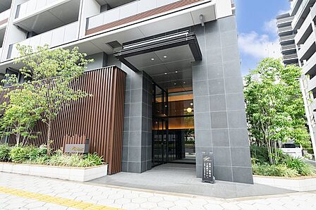 都市の洗練と緑の潤いを纏う、シンプルにして存在感を放つ外観デザイン。