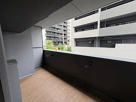 向かいのマンションの同階フロアはバルコニーではありませんので、視線が気になりにくいです。