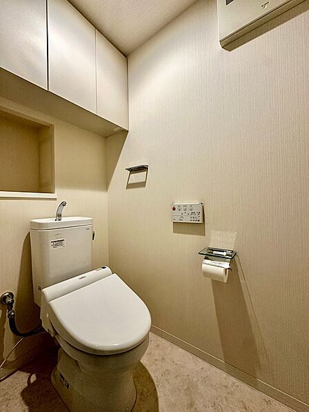 清潔感のあるトイレは、収納力もしっかりとございます。
