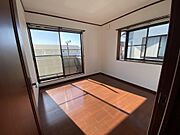 ５．４帖のお部屋。出窓が可愛らしい感じです！