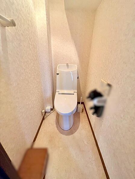 ウォシュレット機能付きのトイレです。清潔感のあるシンプルな内装で、毎日快適にお使いいただけます。