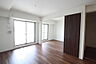 リビング/ダイニング：バルコニーに面した大きな窓が、お部屋に明るさと開放感をもたらします。白を基調とした内装が、差し込む光を反射して室内をより一層明るく見せてくれます。