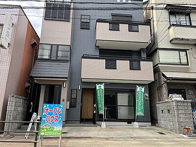 外観：2世帯住宅・日当たりが良く、窓が多く明るいお家です。