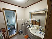 大きな鏡付きの使いやすい洗面スペース
